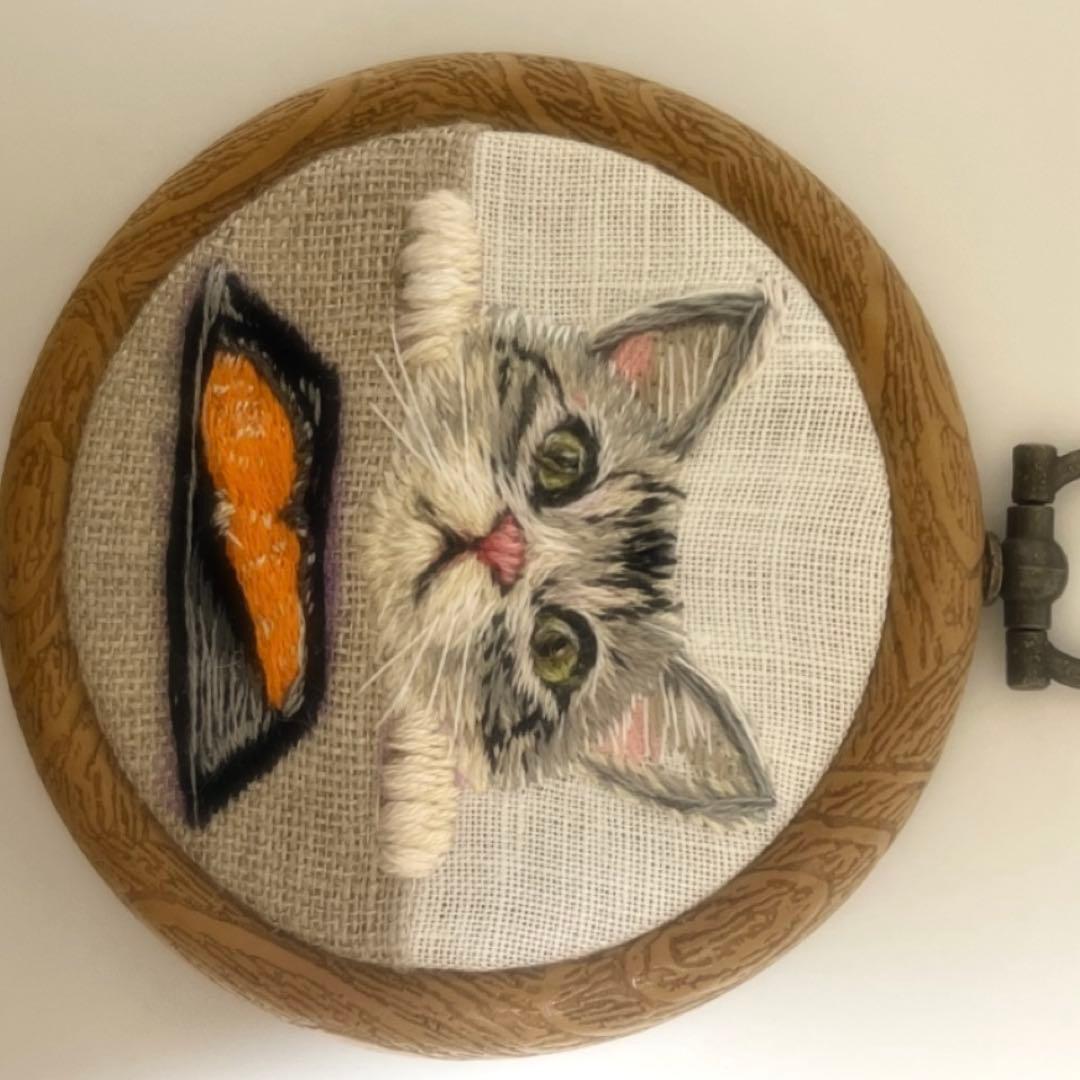 黒*コ様 ハンドメイドミニ刺繍フレーム　美味しそうな鮭だニャン