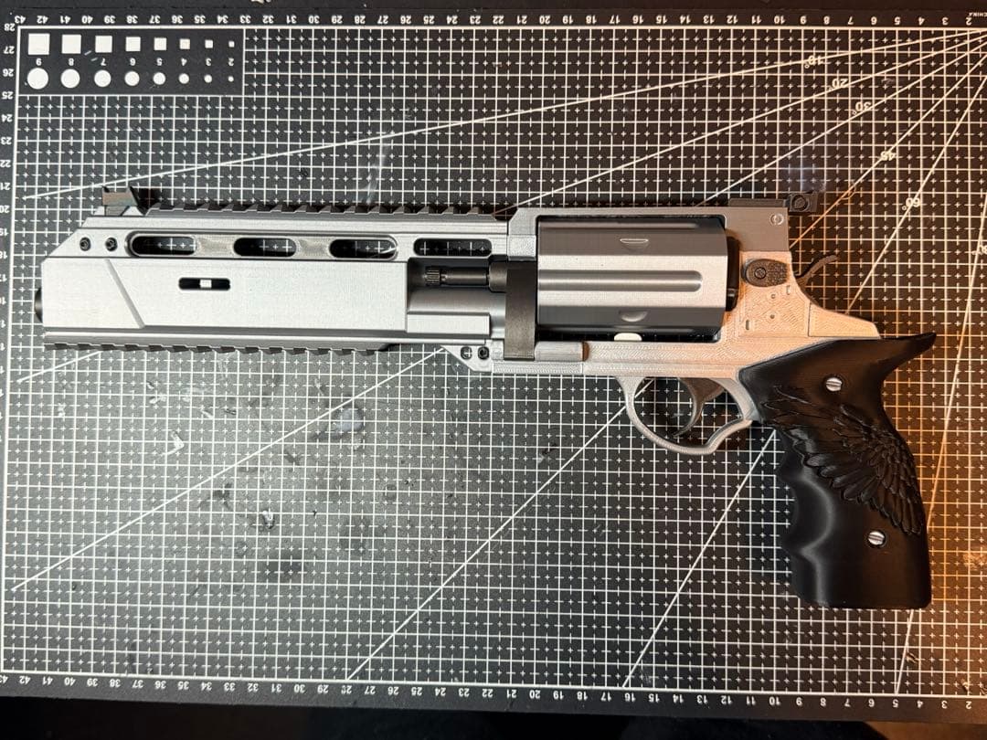 RE9 リボルバー 可動モデル(発射能力なし）