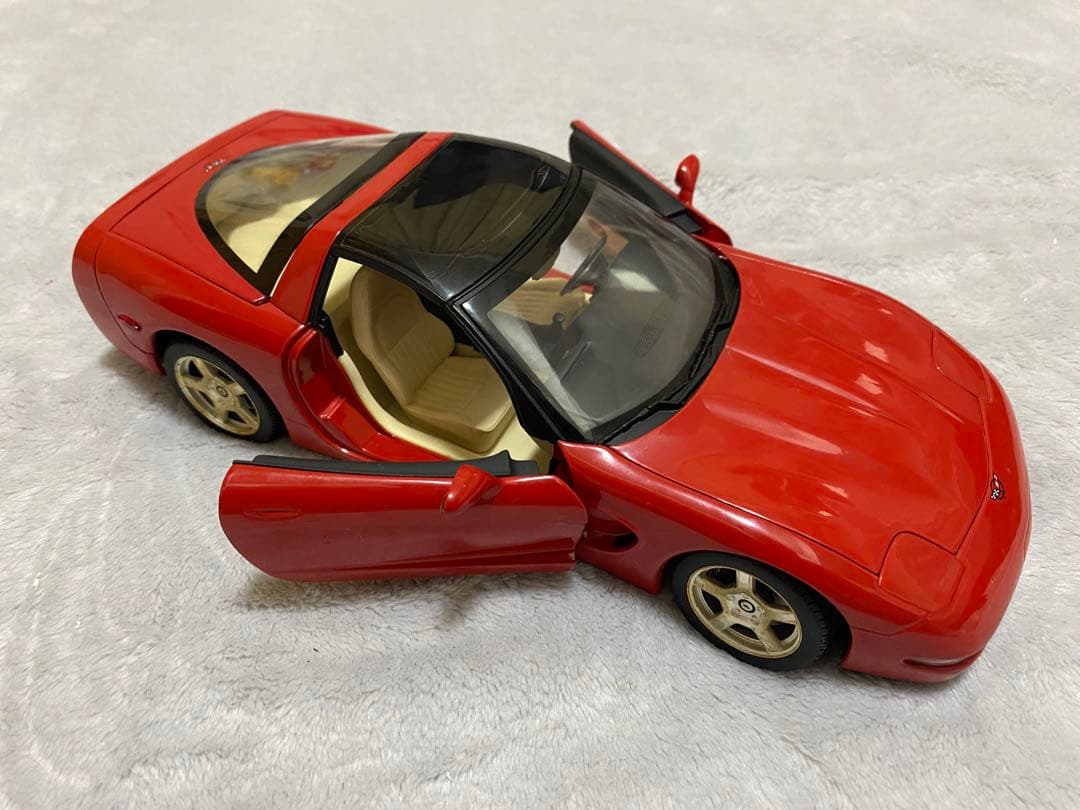 ミニカー UT CHEVROLET CORVETTE 1998 1/18