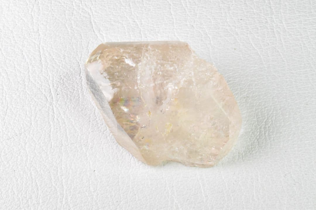 パキスタン スカルドゥ産 ライトピンクトパーズ原石