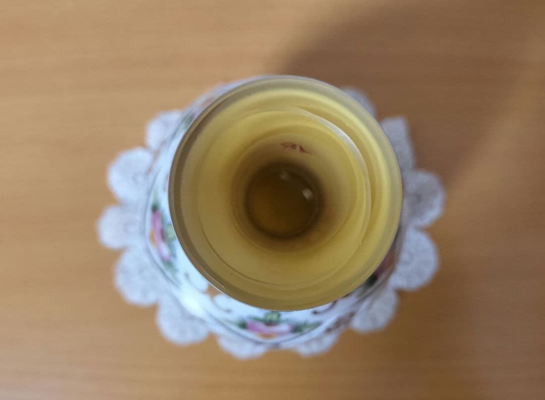 ボヘミアングラス 色被せガラス 乳白色 切子 薔薇 花瓶 フラワーベース