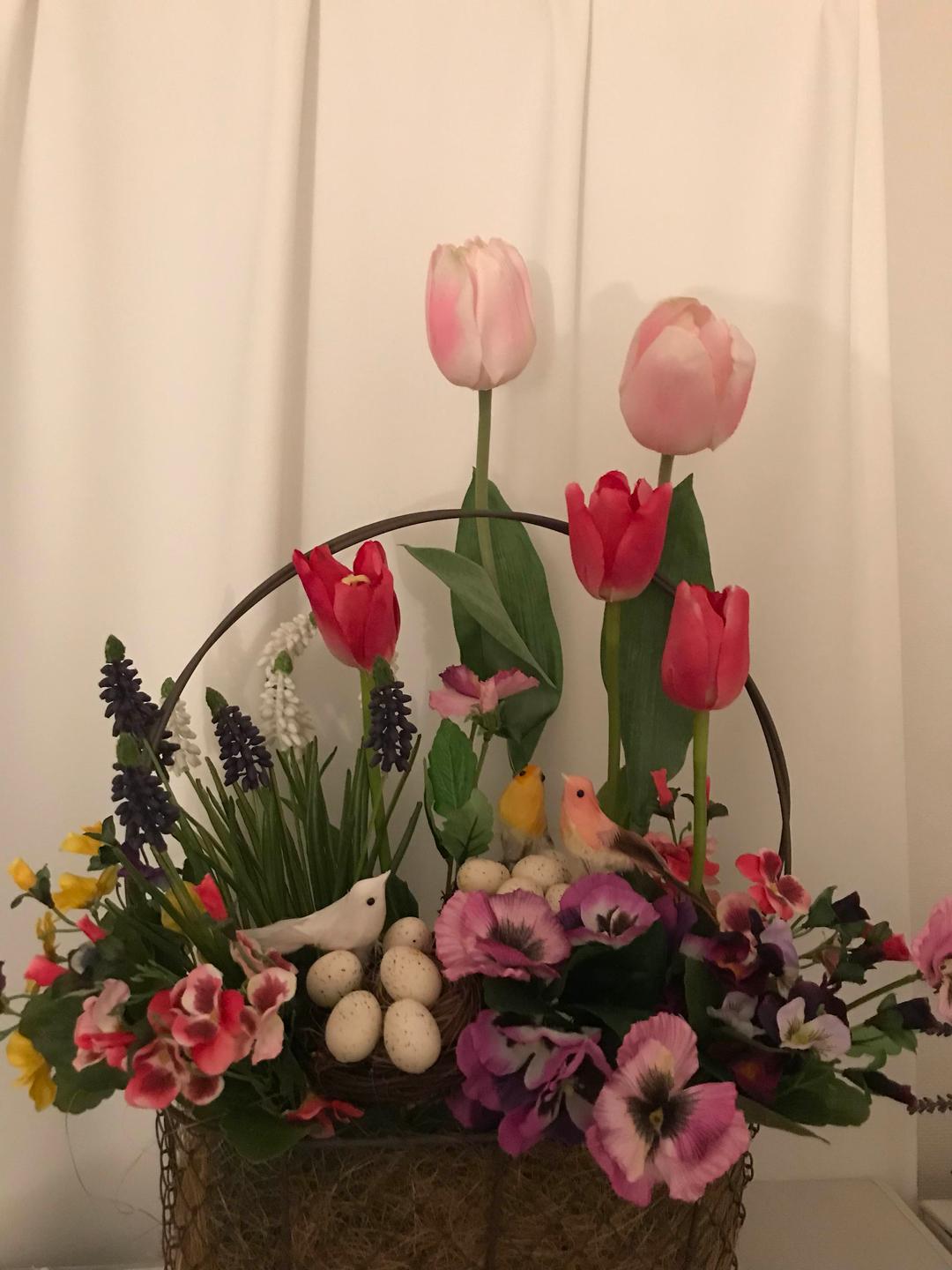 春のフラワーバスケットアレンジ