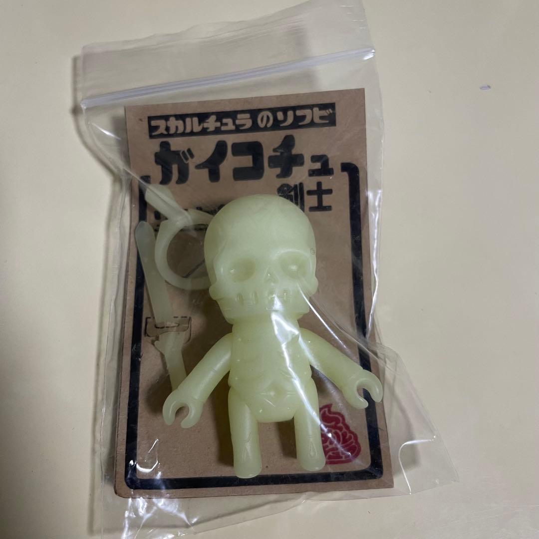 スカルチュラ ガイコチュ剣士 蓄光 ソフビ GID