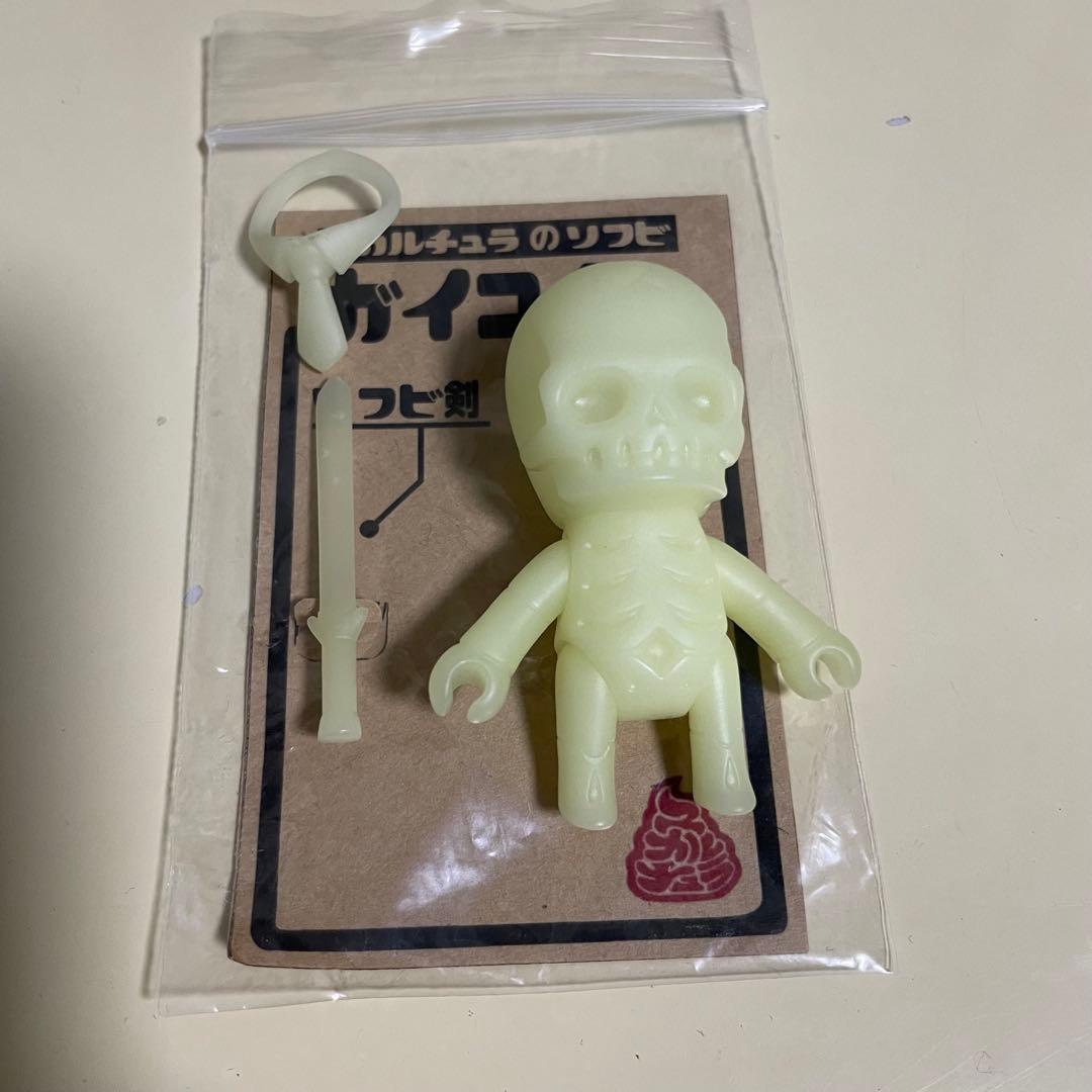 スカルチュラ ガイコチュ剣士 蓄光 ソフビ GID