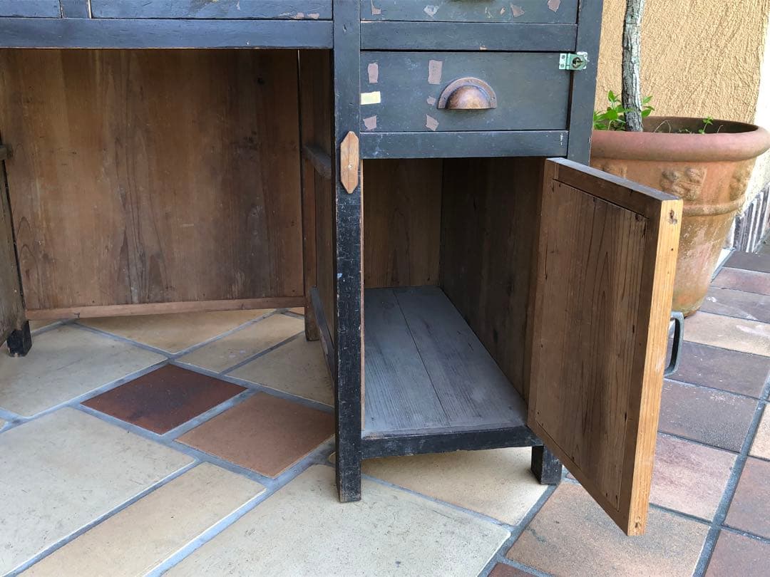 お引き取り限定❗️古い机は取手も木製 独特なあじが魅力的です