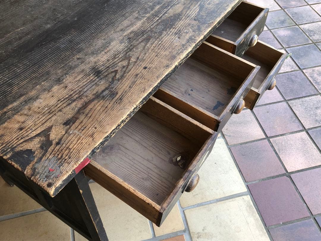 お引き取り限定❗️古い机は取手も木製 独特なあじが魅力的です