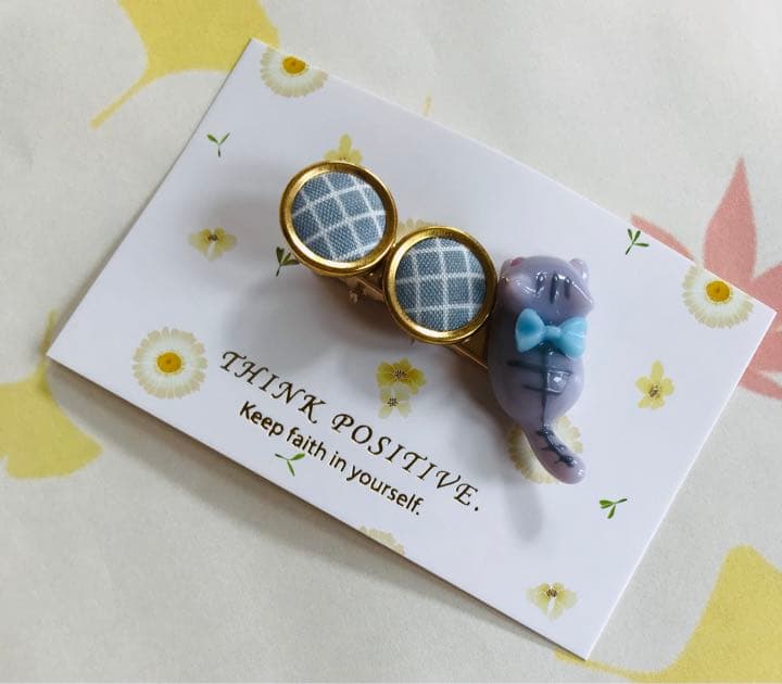 じゃれねこチャンとチェック柄ボタン　くすみ　ブルー　ヘアクリップ　サバトラ