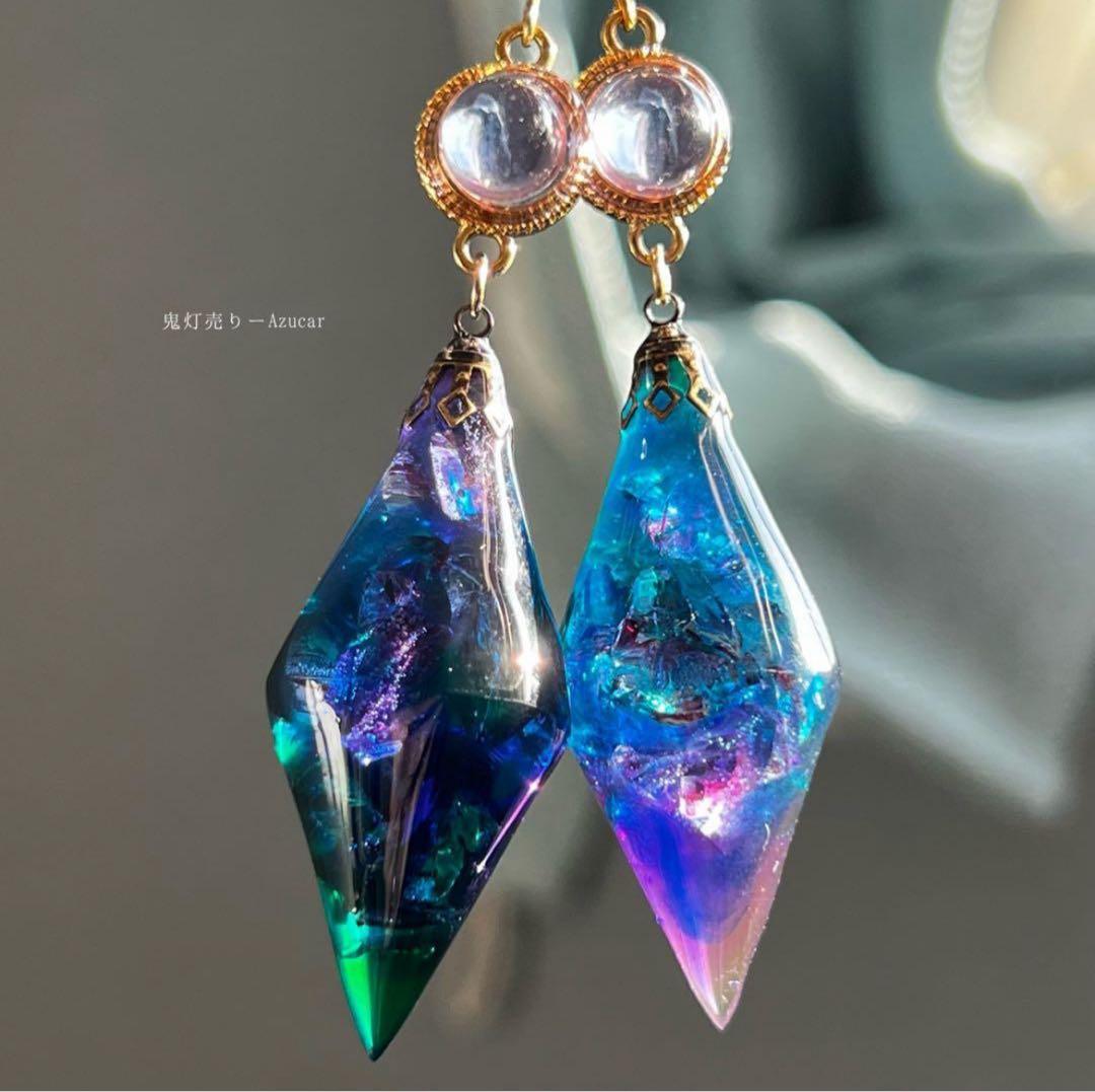 魔法使いの耳飾り(蓄光)ペンデュラムピアス　イヤリング　宝石 アイリスのような