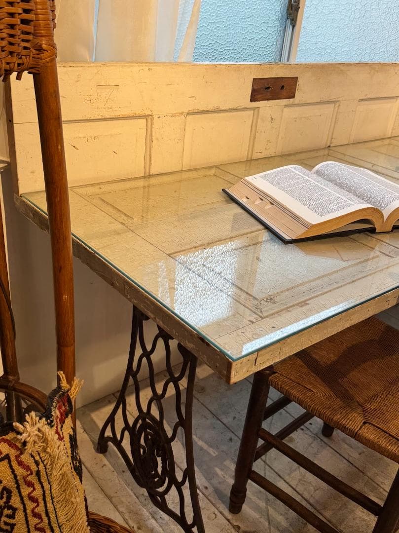 アンティークドアデスク シンガーミシン脚 ガラス天板 店舗作業台 机 テーブル