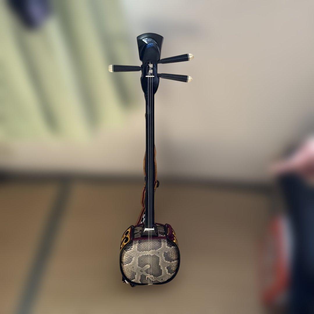 三味線本体 黒と金の装飾