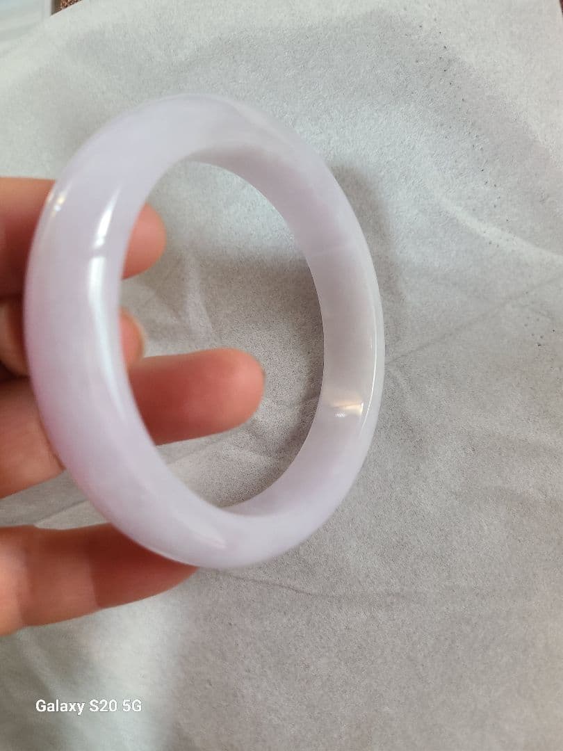 薄紫色の翡翠バングル