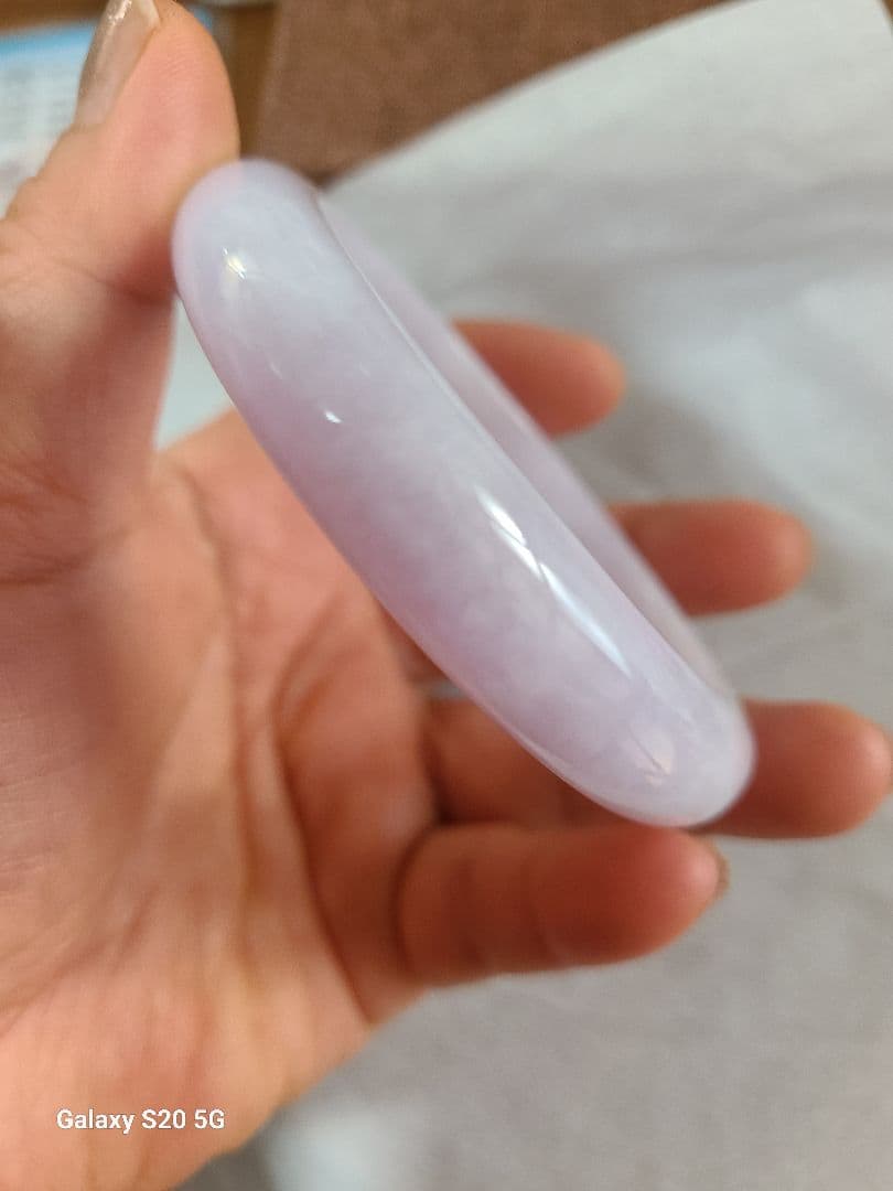 薄紫色の翡翠バングル