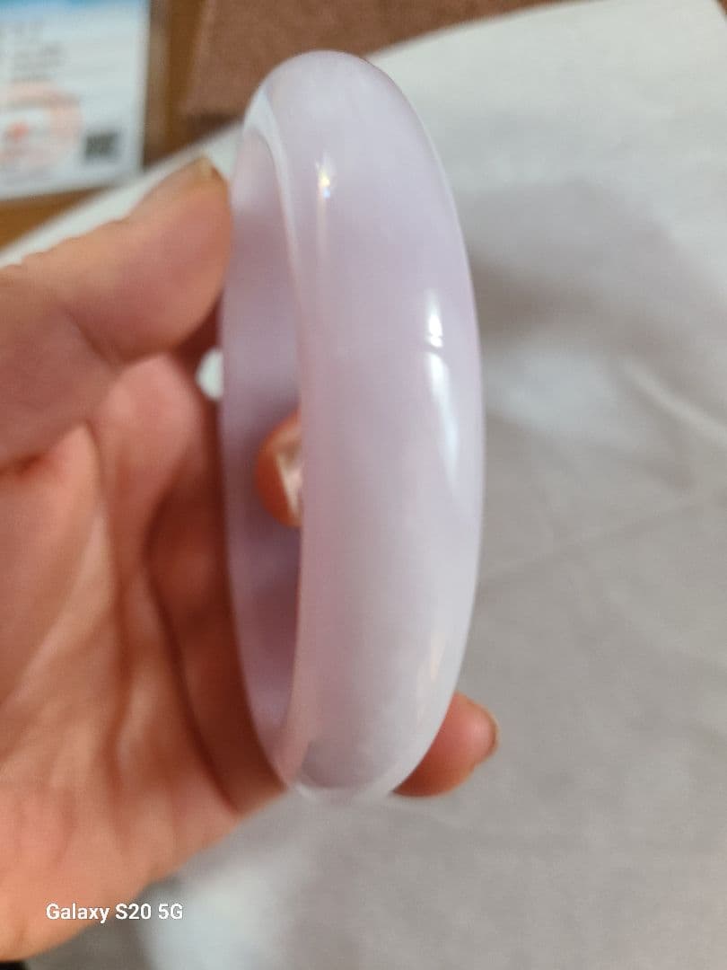 薄紫色の翡翠バングル