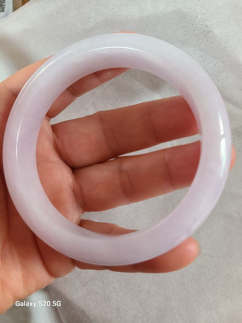 薄紫色の翡翠バングル