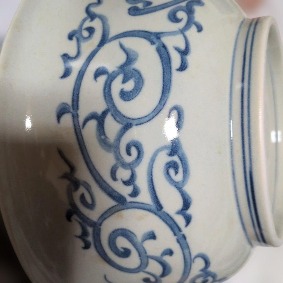 青と白の模様の陶器の器