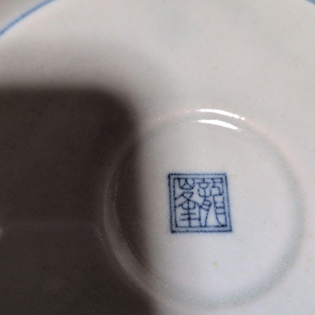 青と白の模様の陶器の器