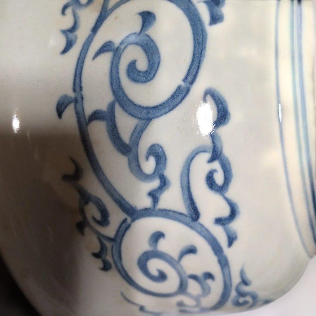 青と白の模様の陶器の器