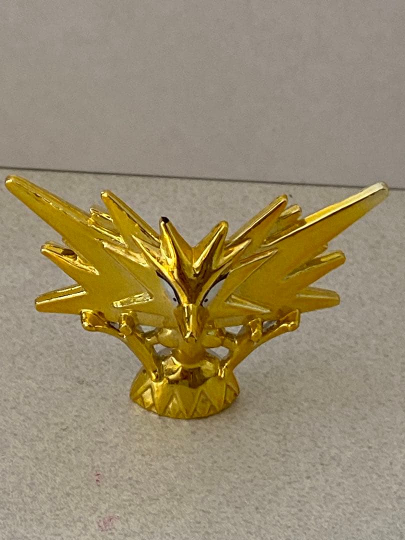 初代　ポケモン　ピカチュウ　ピッピ　カイリュー　サンダー　金色　フィギュア　レア