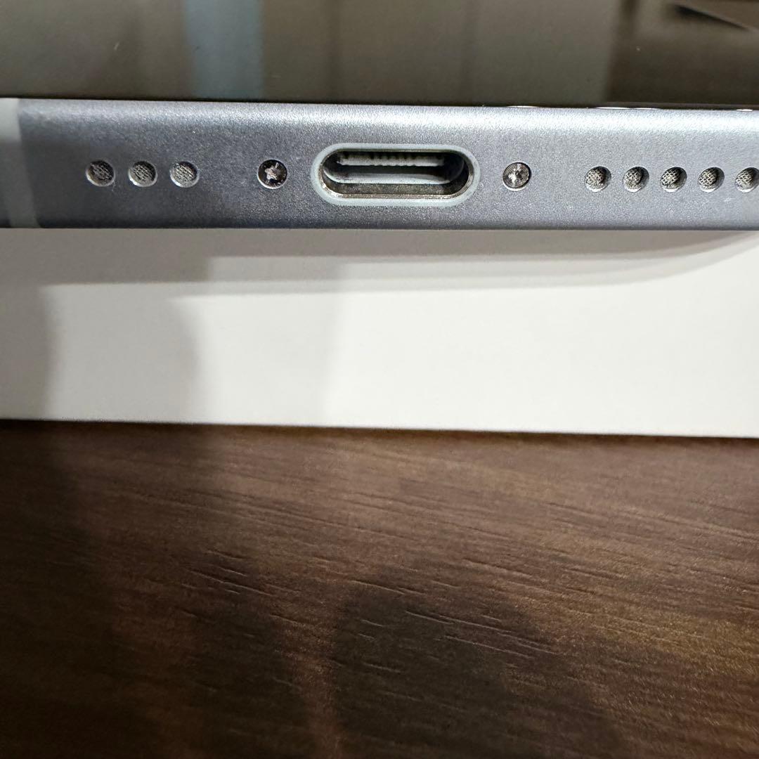 【Fam5】iPhone15 256GB ライトブルー