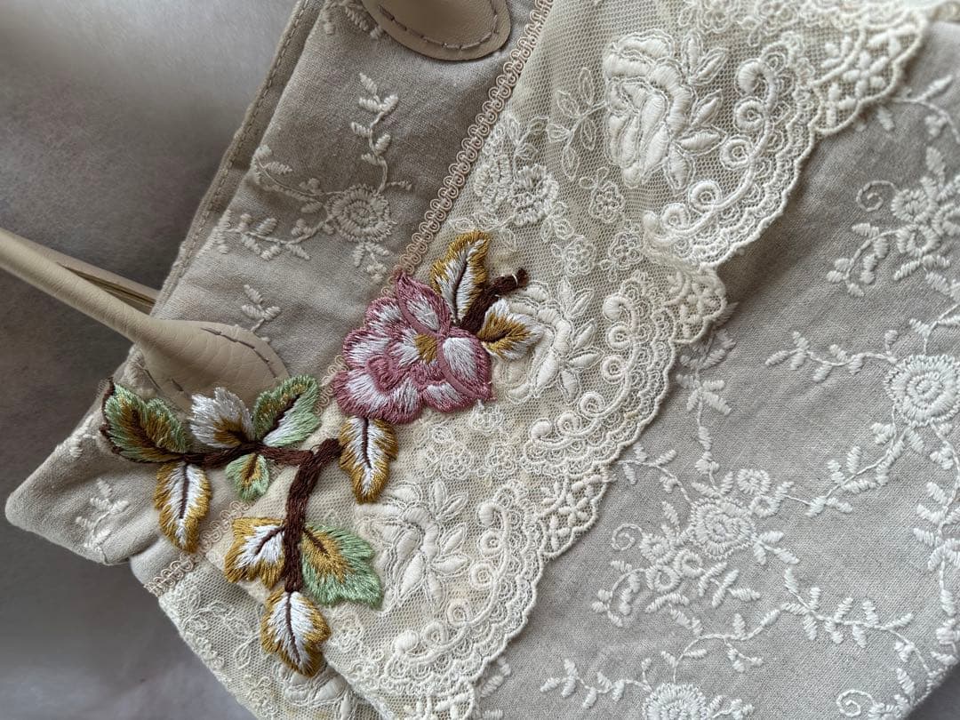 刺繍レース使いのバックアンテークレース使用