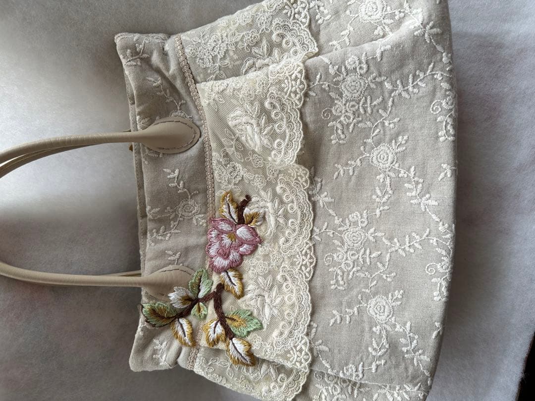 刺繍レース使いのバックアンテークレース使用