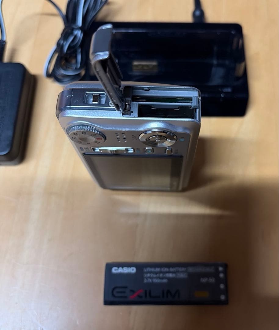 CASIO EXILIM EX-V7 コンパクトデジカメ 充電器付き