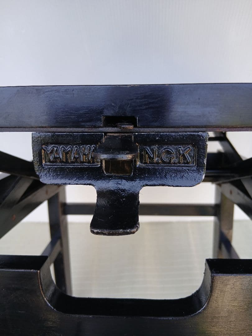 ヤマハ背もたれ付、上下調整機能付、ストッパー付ピアノ椅子、中古