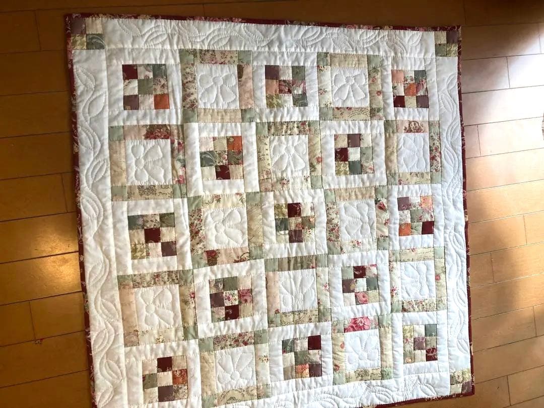 パッチワークキルト 約84cm x 84cm お昼寝ケット　マルチカバー　手縫い