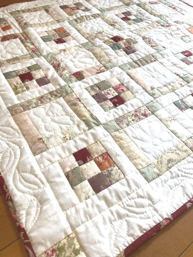 パッチワークキルト 約84cm x 84cm お昼寝ケット　マルチカバー　手縫い