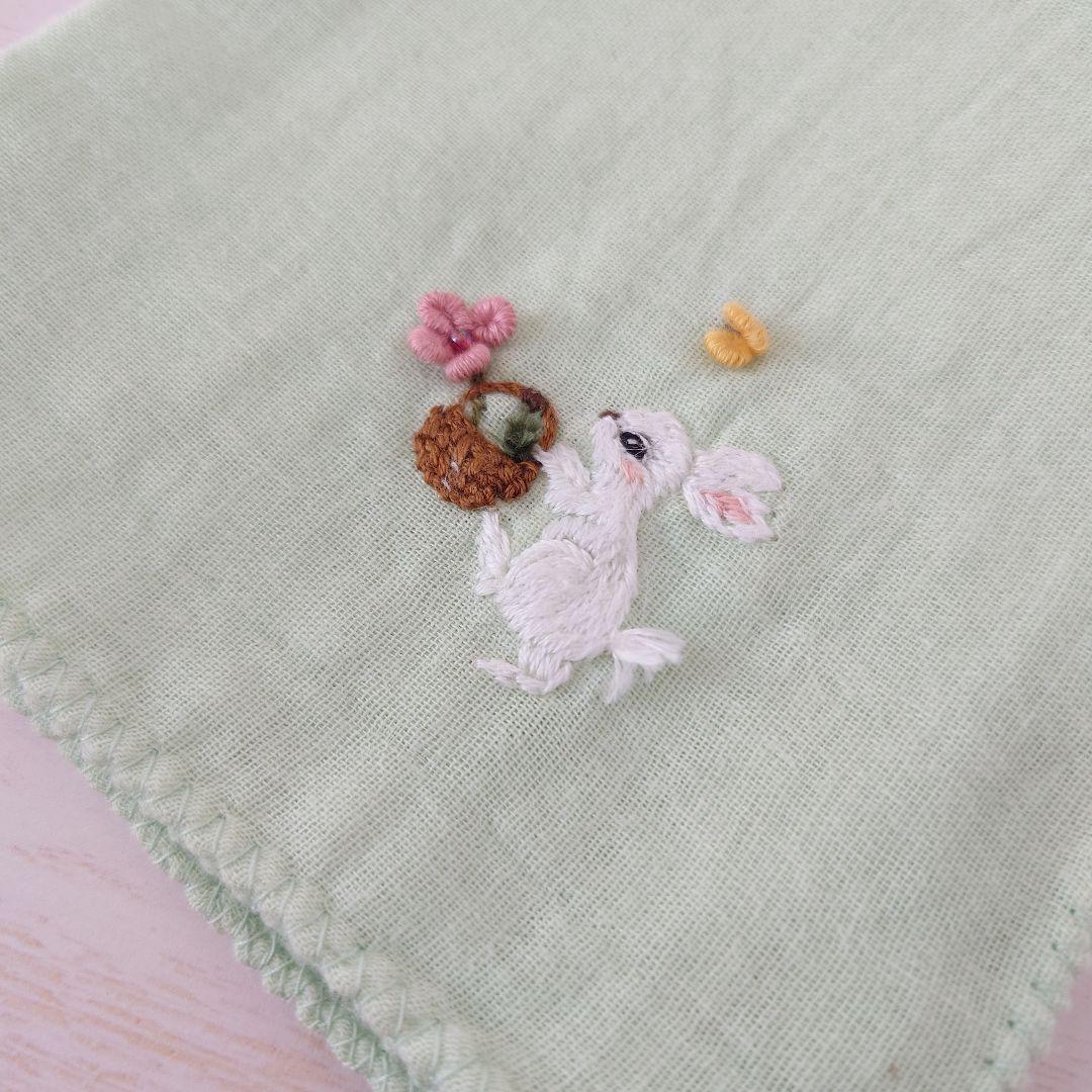 手刺繍入ちっちゃな ガーゼハンカチ【うさことバスケット】