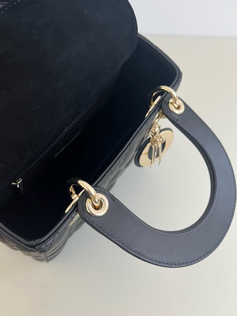 人気商品！レザースモールハンドバッグキルティング**ブラック