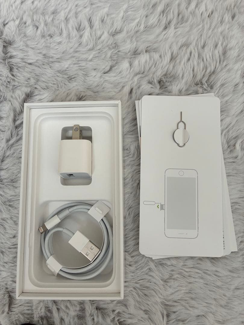 Apple iPhone SE 第二世代　白 本体　64GB 箱、付属品などあり