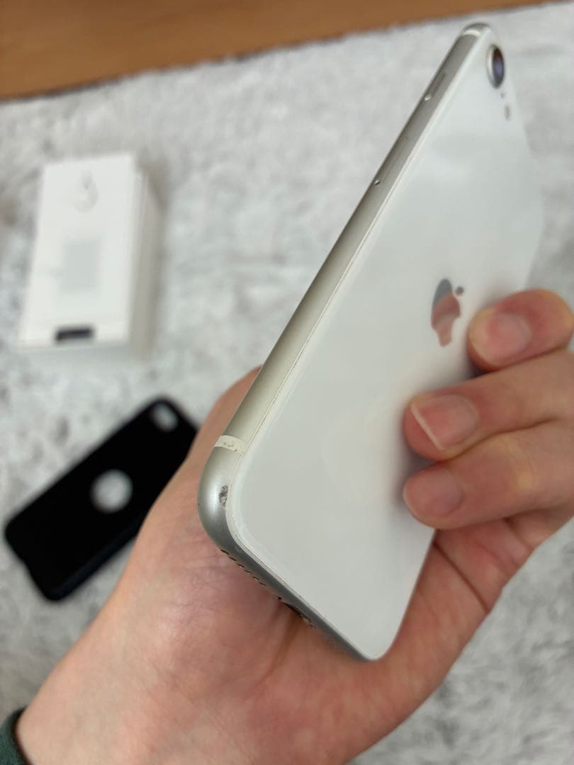 Apple iPhone SE 第二世代　白 本体　64GB 箱、付属品などあり