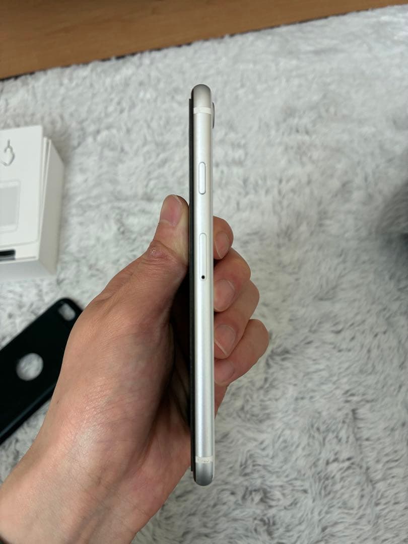 Apple iPhone SE 第二世代　白 本体　64GB 箱、付属品などあり