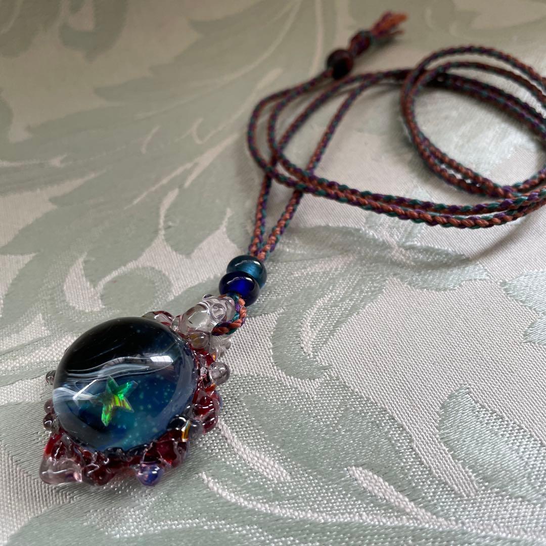 ハンドメイド 蜻蛉玉　星のモチーフ ネックレス　宇宙ガラス