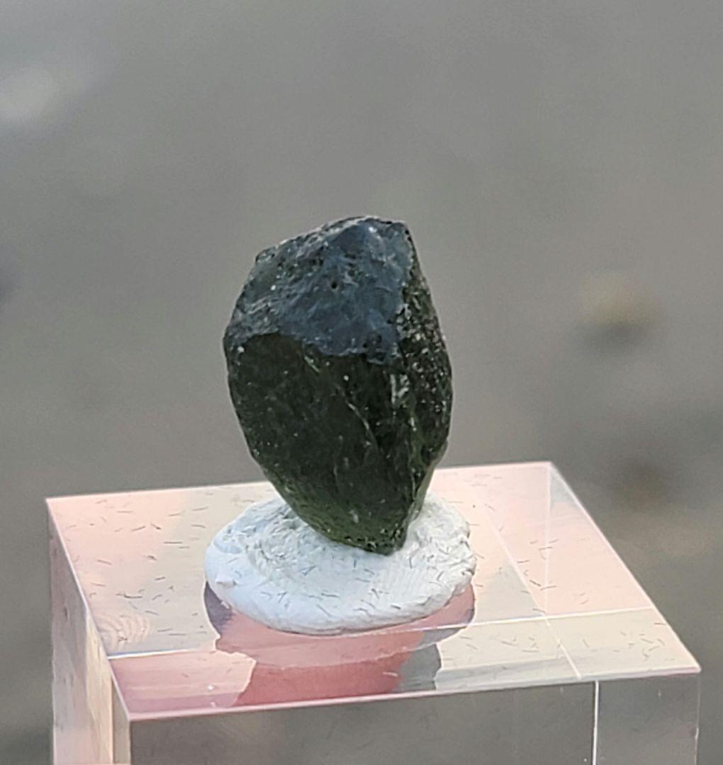 モルダバイト(チェコ)　原石19mm（龍紋・気泡確認済み）深い緑色