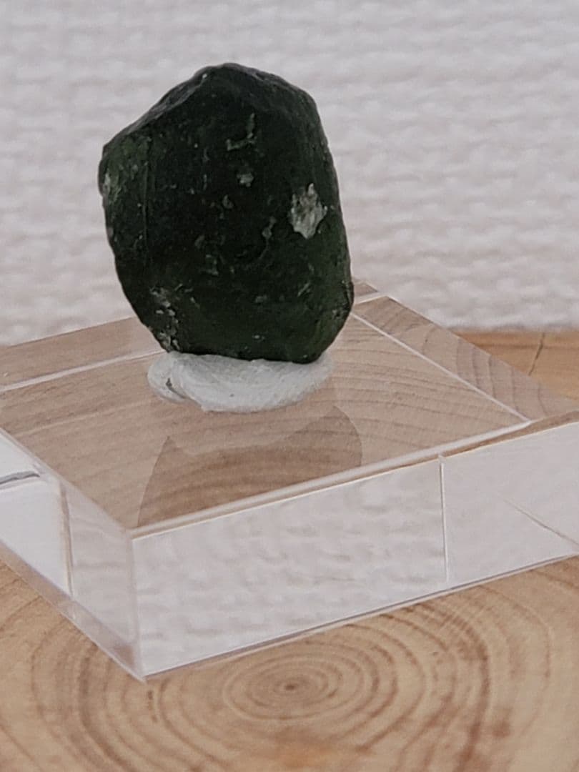 モルダバイト(チェコ)　原石19mm（龍紋・気泡確認済み）深い緑色