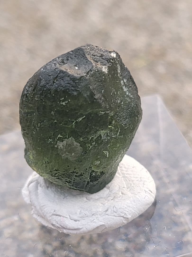 モルダバイト(チェコ)　原石19mm（龍紋・気泡確認済み）深い緑色