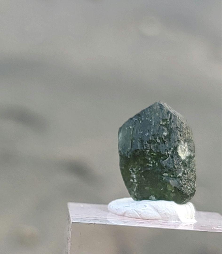 モルダバイト(チェコ)　原石19mm（龍紋・気泡確認済み）深い緑色