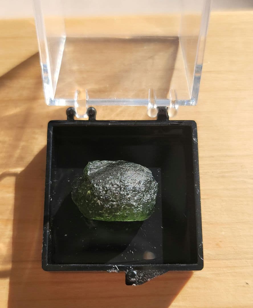 モルダバイト(チェコ)　原石19mm（龍紋・気泡確認済み）深い緑色