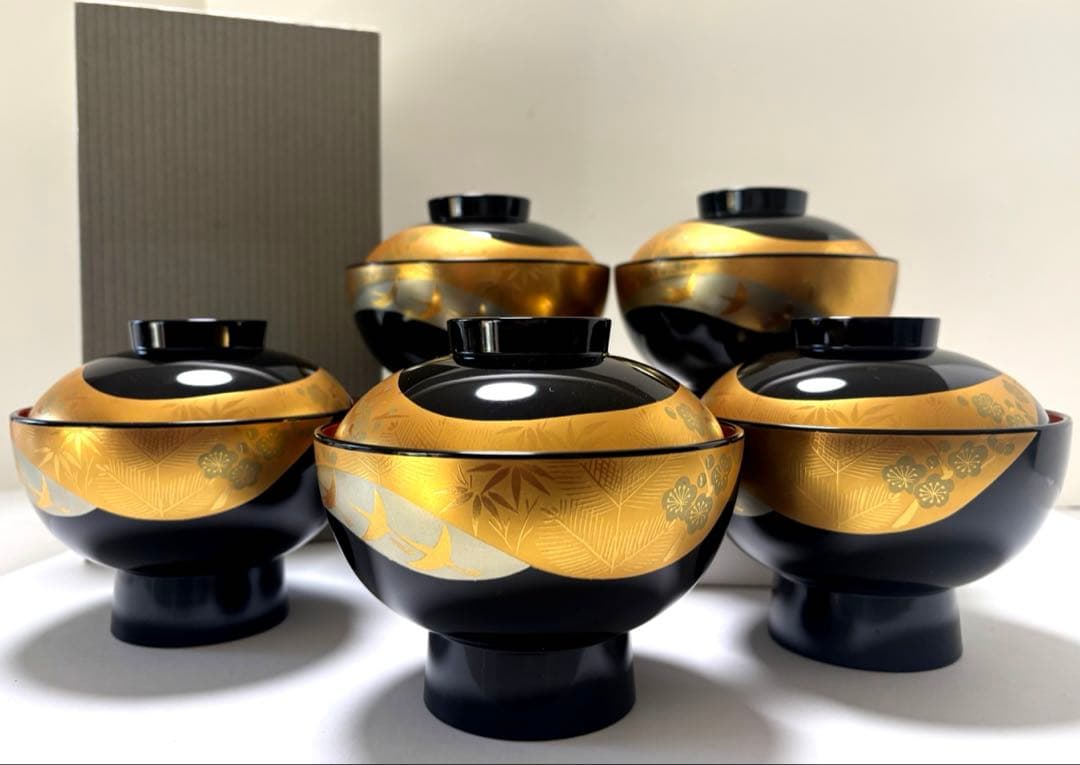 木乾漆器　高台蓋付き汁椀　黒内朱　金彩　鶴に松竹梅図　煮物椀　山中漆器　会津塗り