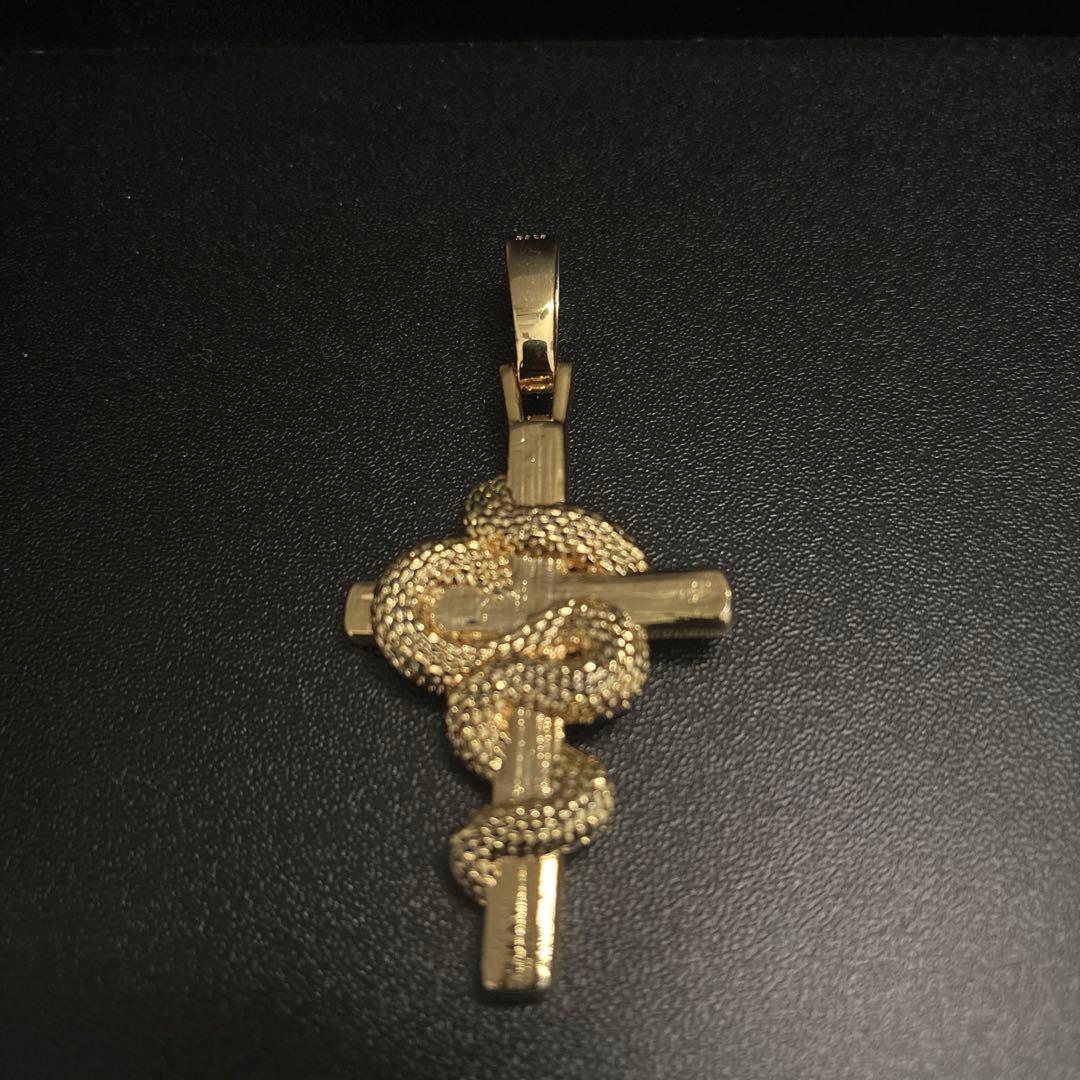 蛇デザインの金色十字架ペンダント　トップ　ジルコニア　s925