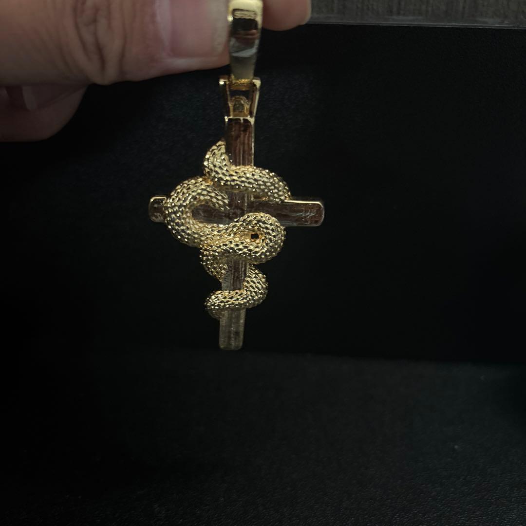 蛇デザインの金色十字架ペンダント　トップ　ジルコニア　s925