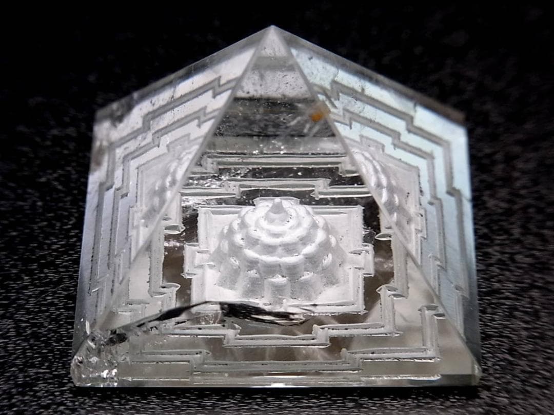 【No,３】ネパール製 ヒマラヤ水晶製 ピラミッド シュリヤントラ