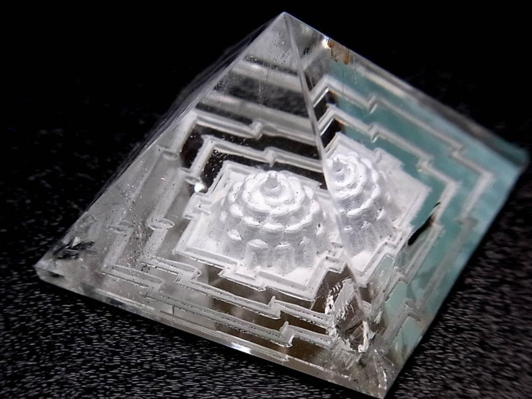 【No,３】ネパール製 ヒマラヤ水晶製 ピラミッド シュリヤントラ