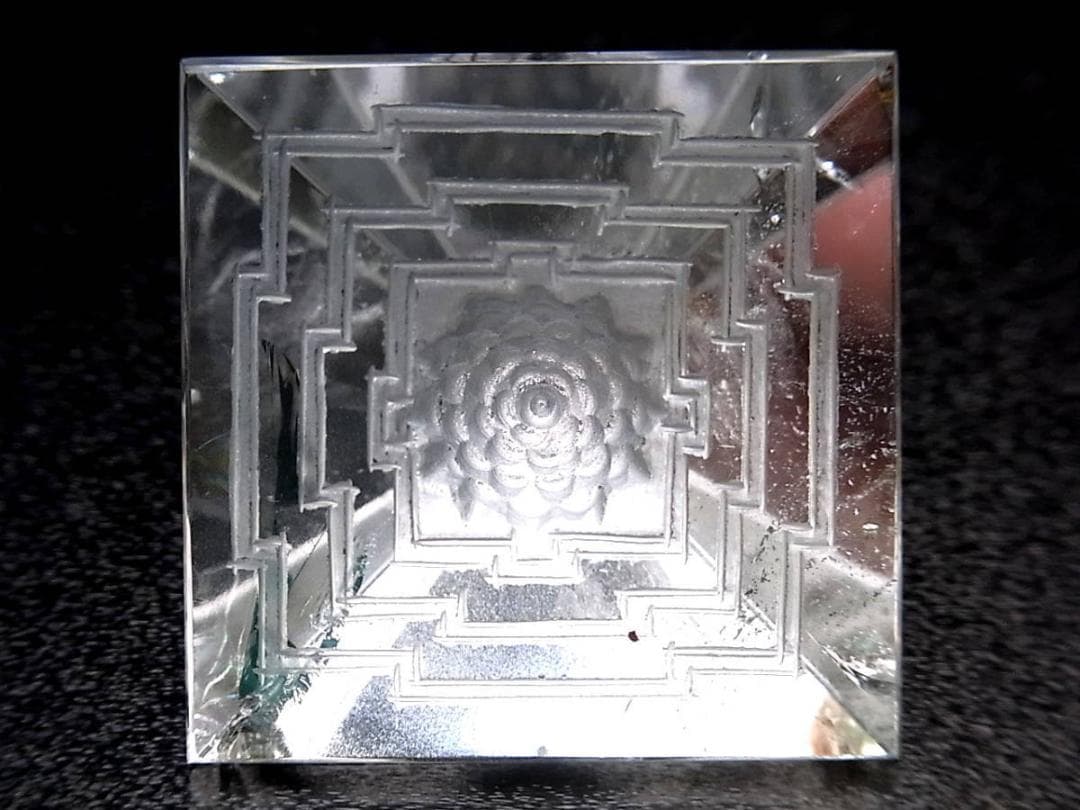 【No,３】ネパール製 ヒマラヤ水晶製 ピラミッド シュリヤントラ
