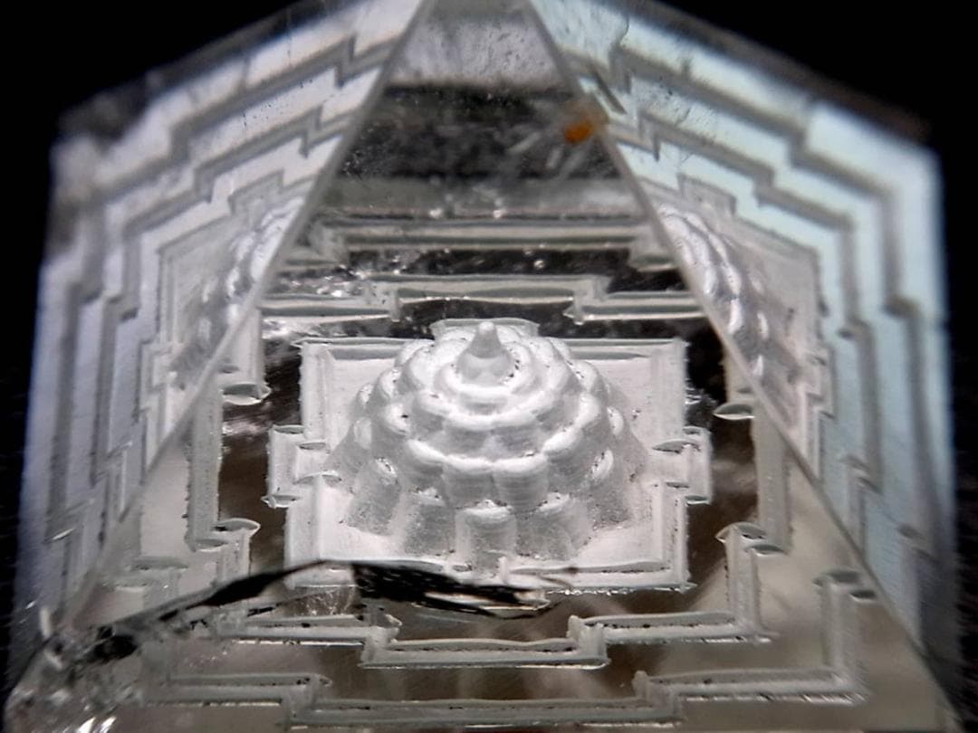 【No,３】ネパール製 ヒマラヤ水晶製 ピラミッド シュリヤントラ