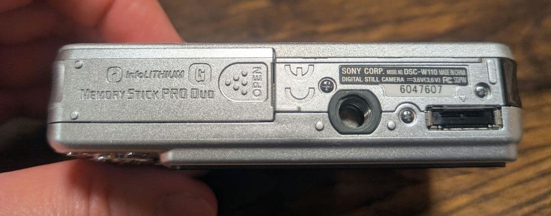 Sony Cyber-shot 7.2メガピクセル コンパクトデジタルカメラ