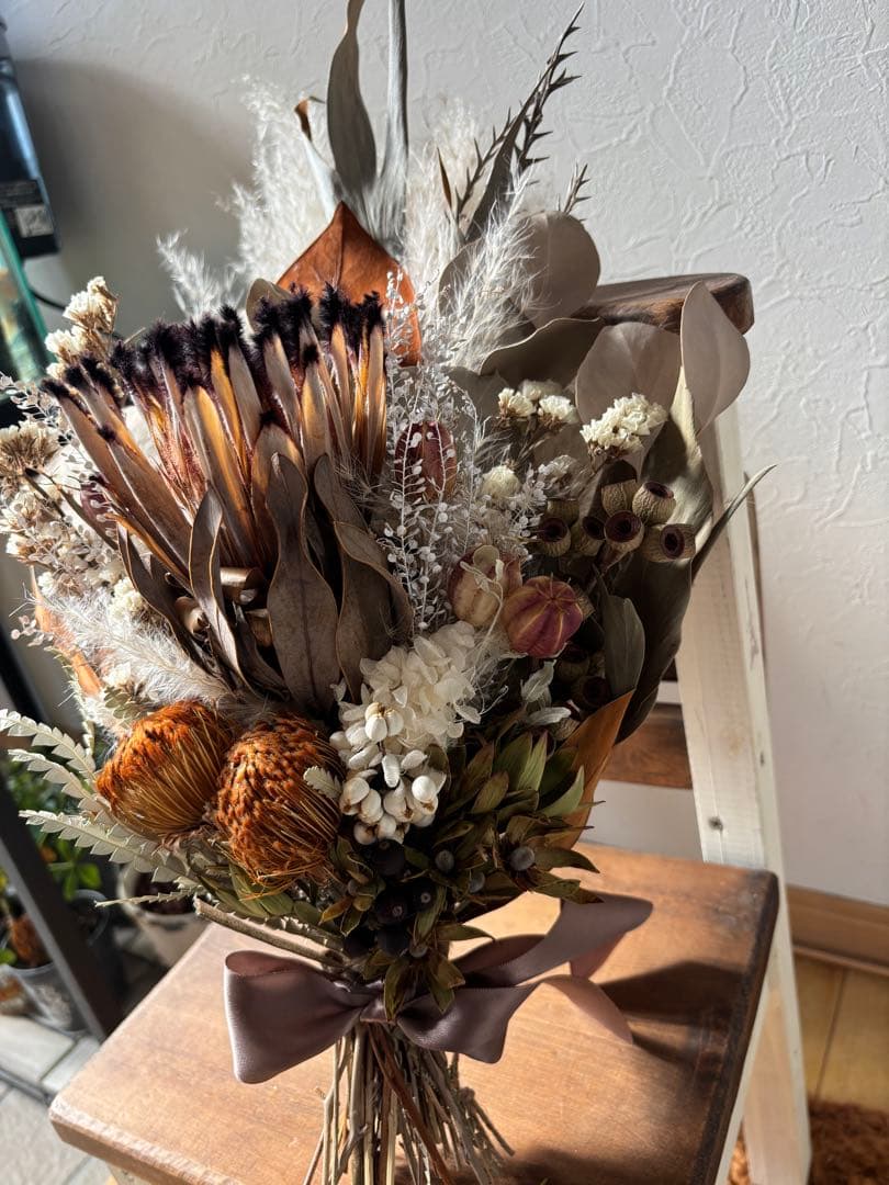 ドライフラワー　プロテア&ふわふわパンパスグラスの大人アンティークスワッグ♪