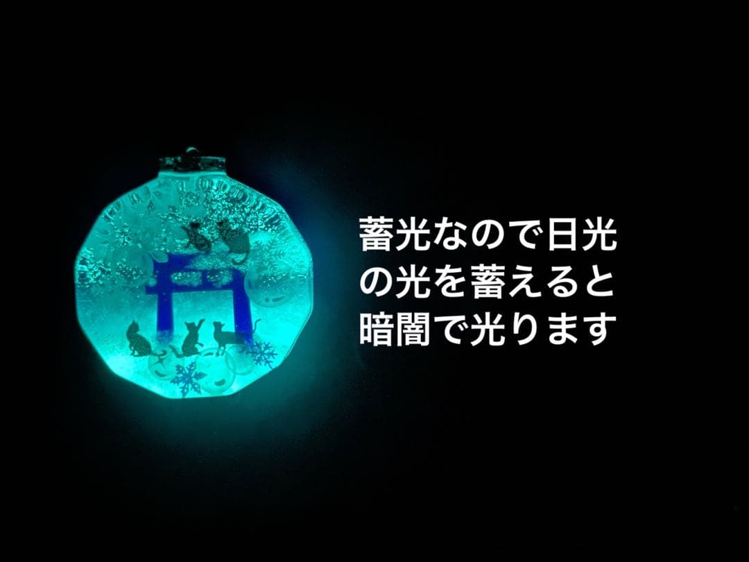 夕夏/レジン/雪の鳥居と子猫達　蓄光　オルゴナイトネックレス
